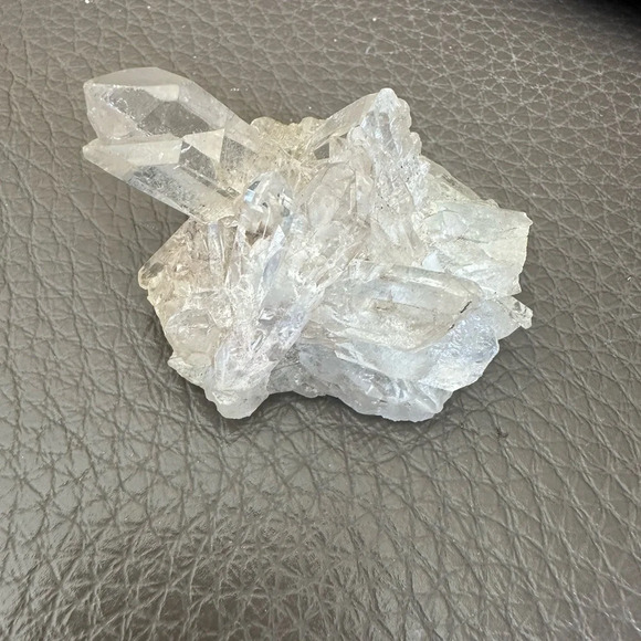 Small Piece of Quartz Crystal Magic - Picture 2 of 4